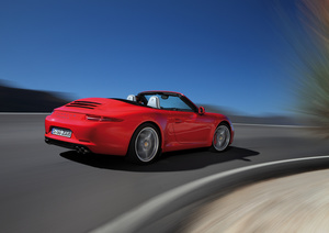 Porsche 991 Carrera S Cabriolet rouge vue de 3/4 arrière droit en travelling