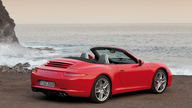 Porsche 991 Carrera S Cabriolet rouge 3/4 arrière droit