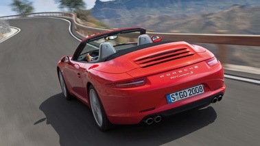 Porsche 991 Carrera S Cabriolet rouge 3/4 arrière gauche travelling penché