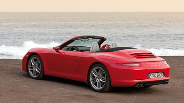 Porsche 991 Carrera S Cabriolet rouge 3/4 arrière gauche