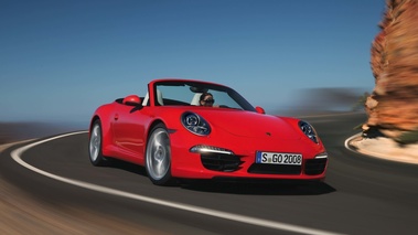 Porsche 991 Carrera S Cabriolet rouge 3/4 avant droit travelling penché