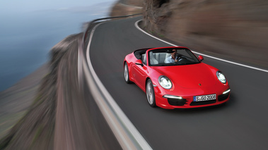 Porsche 991 Carrera S Cabriolet rouge 3/4 avant droit travelling