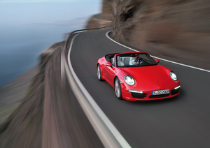 Porsche 991 Carrera S Cabriolet rouge vue de 3/4 avant droit en travelling