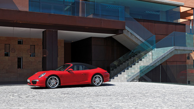 Porsche 991 Carrera S Cabriolet rouge 3/4 avant gauche capoté