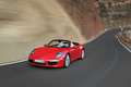 Porsche 991 Carrera S Cabriolet rouge 3/4 avant gauche travelling 2