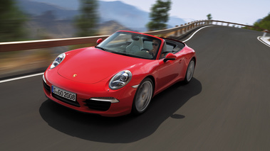 Porsche 991 Carrera S Cabriolet rouge 3/4 avant gauche travelling penché