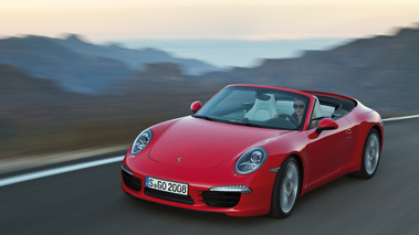 Porsche 991 Carrera S Cabriolet rouge 3/4 avant gauche travelling penché