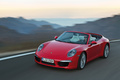 Porsche 991 Carrera S Cabriolet rouge 3/4 avant gauche travelling penché