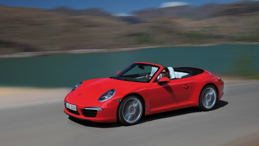 Porsche 991 Carrera S Cabriolet rouge 3/4 avant gauche travelling