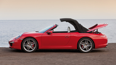 Porsche 991 Carrera S Cabriolet rouge profil 2