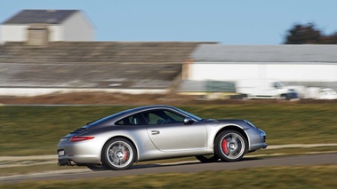 Porsche 991 Carrera S gris 3/4 arrière droit filé penché