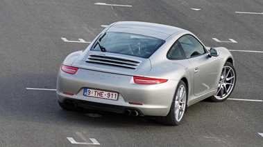 Porsche 991 Carrera S gris 3/4 arrière droit penché vue de haut