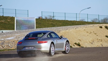 Porsche 991 Carrera S gris 3/4 arrière droit penché