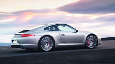 Porsche 991 Carrera S gris 3/4 arrière droit travelling penché