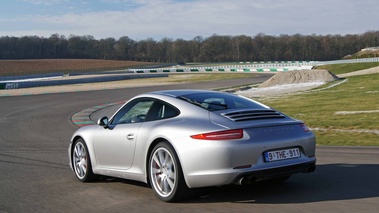 Porsche 991 Carrera S gris 3/4 arrière gauche travelling penché 2