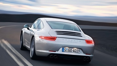 Porsche 991 Carrera S gris 3/4 arrière gauche travelling penché