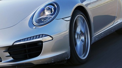 Porsche 991 Carrera S gris vue d'une jante en travelling