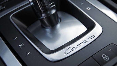 Porsche 991 Carrera S gris logo Carrera console centrale