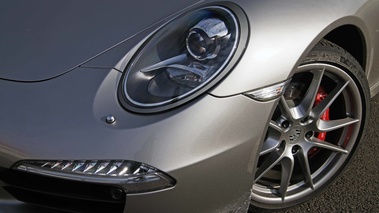 Porsche 991 Carrera S gris phares avant