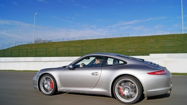 Porsche 991 Carrera S gris profil travelling 2