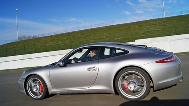 Porsche 991 Carrera S gris profil travelling penché