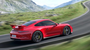 Porsche 991 GT3 rouge 3/4 arrière droit travelling