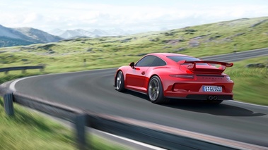 Porsche 991 GT3 rouge 3/4 arrière gauche travelling