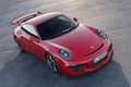 Porsche 991 GT3 rouge 3/4 avant droit penché vue de haut