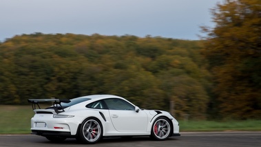 Porsche 991 GT3 RS blanc 3/4 arrière droit filé