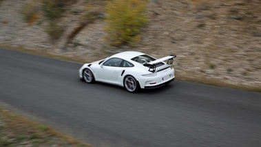 Porsche 991 GT3 RS blanc 3/4 arrière gauche filé vue de haut