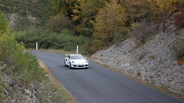 Porsche 991 GT3 RS blanc 3/4 avant droit vue de haut
