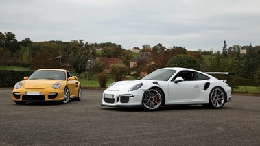 Porsche 991 GT3 RS blanc & 997 GT2 jaune 3/4 avant gauche