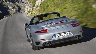 Porsche 991 Turbo Cabrio - gris - 3/4 arrière droit travelling penché