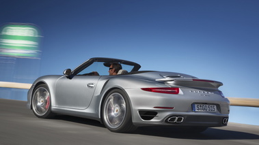 Porsche 991 Turbo Cabrio - gris - 3/4 arrière gauche filé