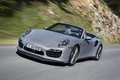 Porsche 991 Turbo Cabrio - gris - 3/4 avant gauche travelling penché