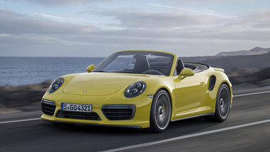 Porsche 991 Turbo S Cabriolet MkII jaune 3/4 avant gauche travelling