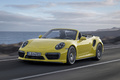 Porsche 991 Turbo S Cabriolet MkII jaune 3/4 avant gauche travelling