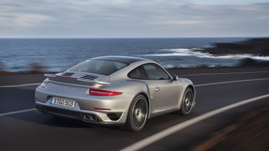 Porsche 991 Turbo S gris 3/4 arrière droit travelling