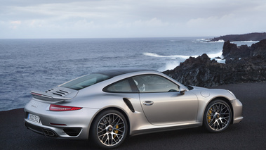 Porsche 991 Turbo S gris 3/4 arrière droit