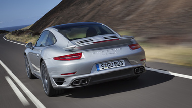 Porsche 991 Turbo S gris 3/4 arrière gauche travelling penché