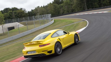 Porsche 991 Turbo S jaune 3/4 arrière droit travelling penché 2