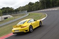 Porsche 991 Turbo S jaune 3/4 arrière droit travelling penché 2