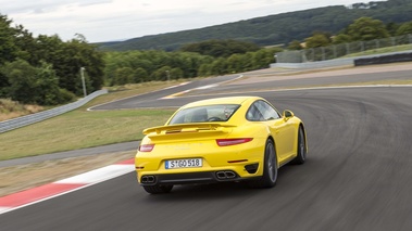 Porsche 991 Turbo S jaune 3/4 arrière droit travelling penché