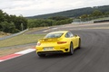 Porsche 991 Turbo S jaune 3/4 arrière droit travelling penché