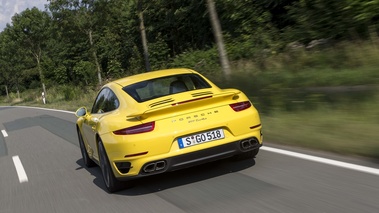 Porsche 991 Turbo S jaune 3/4 arrière gauche travelling penché