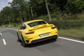 Porsche 991 Turbo S jaune 3/4 arrière gauche travelling penché