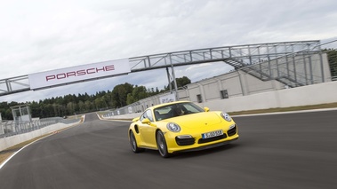 Porsche 991 Turbo S jaune 3/4 avant droit travelling penché 2