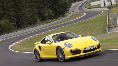 Porsche 991 Turbo S jaune 3/4 avant droit travelling penché 3