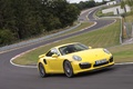 Porsche 991 Turbo S jaune 3/4 avant droit travelling penché 3