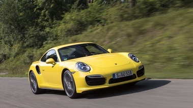 Porsche 991 Turbo S jaune 3/4 avant droit travelling penché